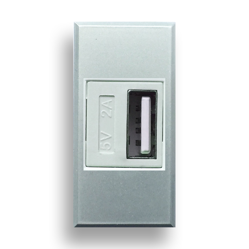 USB Ladegerät. USB-A Anschluss. Silberfarben glänzend.