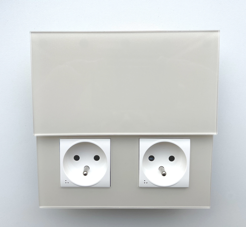 Muster Leihgabe zur Ansicht  -  Musterbox Steckdose MAXIM  Glas-Optik