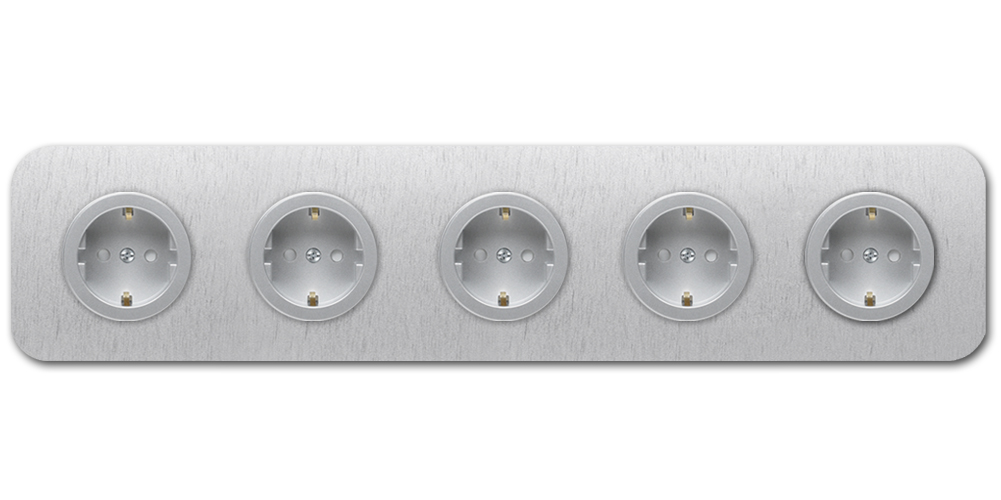 Abgerundete Steckdose aus silbernem Aluminium 5-fach. Cube Series