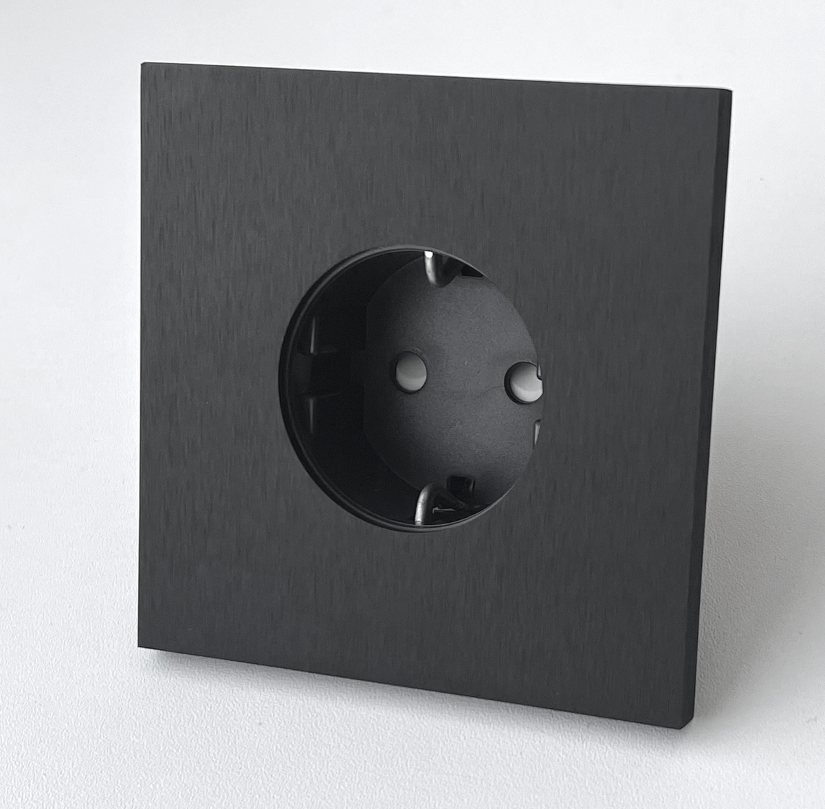 VICTOR carre. Steckdose 1-fach. Schwarz Metall. CJC Systems